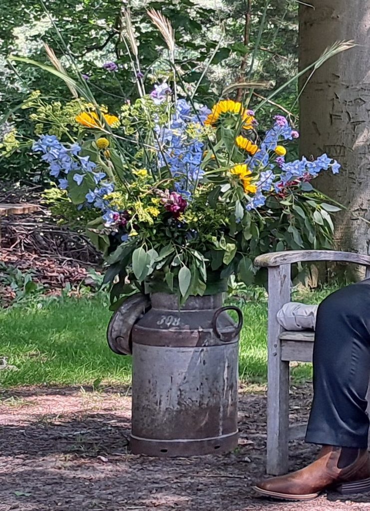 Bloemen in melkbus 01